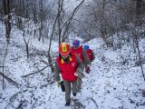 Des membres du personnel de la compagnie locale d'électricité patrouillent pour l'entretien des lignes de transmission électrique dans le district forestier de Shennongjia