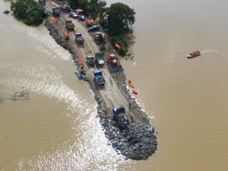 Photo aérienne montrant le chantier d'une digue brisée au bourg de Poyang dans le district de Poyang