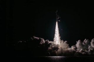 Une fusée porteuse Smart Dragon-3 transportant un satellite d'essai décolle à partir des eaux situées au large de Yangjiang