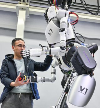 Un chercheur ajuste un robot humanoïde dans un laboratoire d'intelligence artificielle le 31 janvier 2024