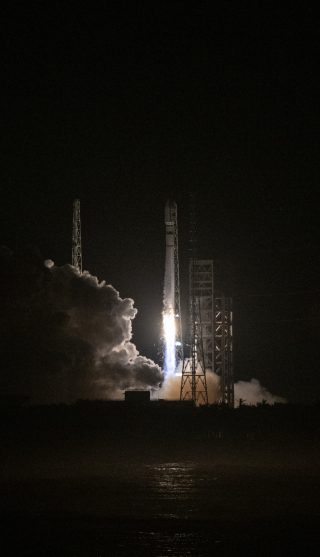 Une fusée porteuse Longue Marche-12 transportant deux satellites expérimentaux décolle depuis le site de lancement spatial commercial de Hainan