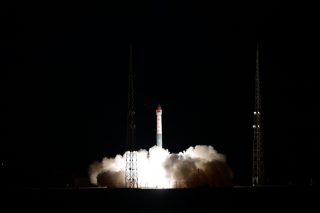 Une fusée porteuse Kuaizhou-1A transportant quatre satellites météorologiques décolle depuis le Centre de lancement de satellites de Jiuquan