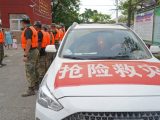 Des vétérans bénévoles rassemblés dans un abri temporaire pour les évacués dans le district de Poyang de la province chinoise du Jiangxi (est)