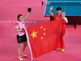 La Chinoise Chen Meng (à gauche) célèbre avec sa coéquipière et adversaire Sun Yingsha après le match final de tennis de table - simple dames