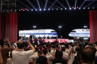 Cérémonie de livraison du grand avion de passagers chinois C919 dans un centre de fabrication de Commercial Aircraft Corporation of China