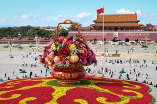Un panier de fleurs sur la place Tian'anmen