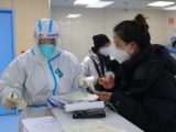 Un travailleur médical dans une clinique de traitement de la fièvre à l'hôpital Shengjing de l'Université médicale de Chine