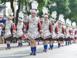 Des gens participent à la célébration de Liuyueliu