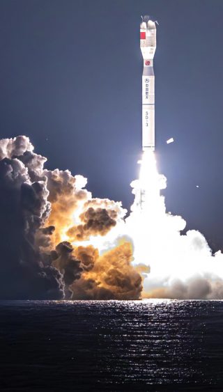 Une fusée porteuse Smart Dragon-3 transportant un satellite d'essai décolle à partir des eaux situées au large de Yangjiang