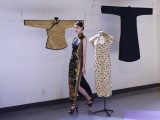 Un mannequin présente une création d'une marque de mode de Shanghai lors d'un salon à Shanghai
