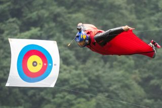 Le Chinois Zhang Shupeng participe à la compétition de vol à travers des cibles lors du 10e Championnat du monde de wingsuit de la World Wingsuit League (WWL)