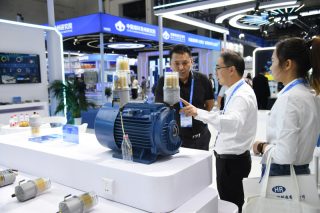 Des gens visitent la 18e Exposition internationale sur le charbon et l'industrie chimique de l'énergie haut de gamme de Yulin