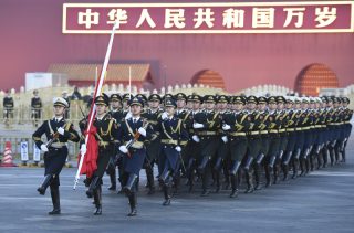 Une grande cérémonie de lever du drapeau national est organisée sur la place Tian'anmen