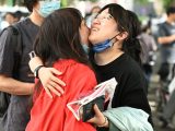 Une candidate embrasse sa mère avant de pénétrer dans le site d'examen du lycée expérimental rattaché à l'Université normale de Beijing