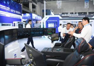 Des gens visitent la 18e Exposition internationale sur le charbon et l'industrie chimique de l'énergie haut de gamme de Yulin