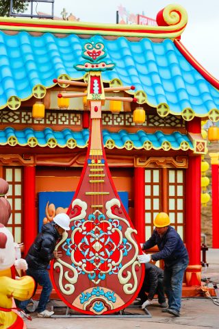 Des employés installent une lanterne colorée sur le site du prochain festival des lanternes à Zigong
