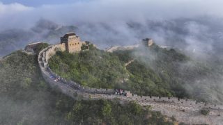 Photo aérienne de la section de Jinshanling de la Grande Muraille enveloppée de nuages après la pluie dans le district de Luanping