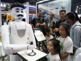 Photo d'un robot peintre lors de la Conférence mondiale sur la robotique 2023