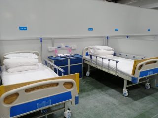 Photo prise avec un téléphone portable montrant l'intérieur d'un hôpital temporaire pour les patients atteints de la COVID-19 à Changchun