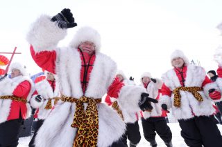 L'équipe de collecte de glace présente un spectacle lors d'un festival de collecte de glace