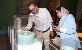 Des visiteurs admirent une porcelaine céladon exposée à Téhéran