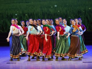 Des artistes lors de l'un des spectacles ayant pour thème Be Together dans le village de la 31e édition estivale des Jeux mondiaux universitaires de la FISU