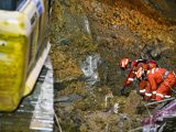 Des équipes de secours sur le site d'un glissement de terrain à Bijie