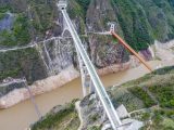 Photo aérienne d'un train à grande vitesse traversant le super grand pont du fleuve Lancang