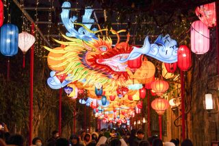 Une lanterne en forme de dragon dans la zone pittoresque de Laomendong