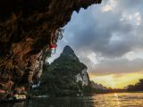 Une passionnée pratique le deep-water soloing à Guilin