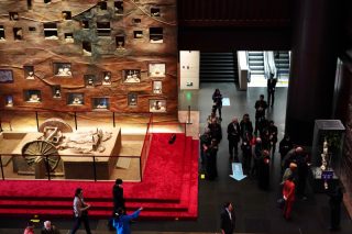Des invités visitant l'exposition intitulée Origines de la civilisation chinoise d'un point de vue archéologique au Musée archéologique chinois à Beijing
