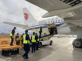 Chine : opérations de secours des équipes de sauvetage après la coulée de boue au Xizang