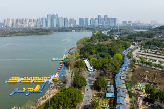 Photo aérienne prise par un drone du parc national de zones humides du lac Houguan dans la cité de démonstration écologique sino-française à Wuhan