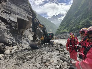 Chine : opération de recherche et de secours à Gyirong après une coulée de boue
