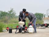 Des agriculteurs utilisent un drone pour pulvériser des pesticides sur une rizière dans le district de Nanchang