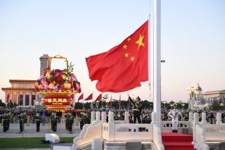 Cérémonie de lever du drapeau national sur la place Tian'anmen pour célébrer le 75e anniversaire de la fondation de la République populaire de Chine