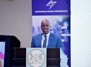 Le président botswanais Mokgweetsi Masisi prend la parole lors de la cérémonie de signature d'un contrat d'achat d'électricité (PPA) pour un projet de centrale photovoltaïque de 100 mégawatts dans la ville minière de Jwaneng