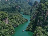 Des touristes dans la zone touristique du lac de Baofeng à Zhangjiajie