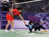 Xiao Zuxian (à gauche) de la Chine aide Qonitah Ikhitiar Syakuroh de l'Indonésie pendant le match pour la médaille d'or du simple femmes SL3 de para badminton aux Jeux paralympiques de Paris 2024 à Paris
