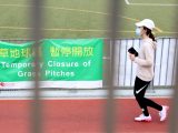 Une femme portant un masque fait de l'exercice à Hong Kong