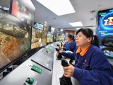 Des employés contrôlent des convoyeurs à distance dans un centre intelligent d'une usine sidérurgique de Xiangtan