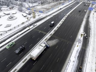 Photo aérienne prise par un drone d'une déneigeuse dégageant une route dans l'arrondissement de Qingjiangpu
