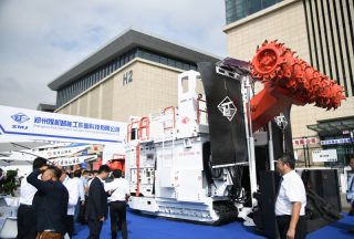 Des gens visitent la 18e Exposition internationale sur le charbon et l'industrie chimique de l'énergie haut de gamme de Yulin