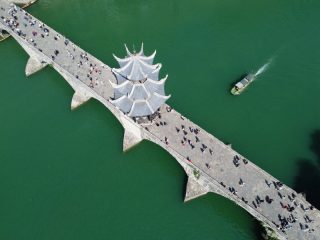 Des touristes sur un pont de la préfecture autonome Miao et Dong de Qiandongnan