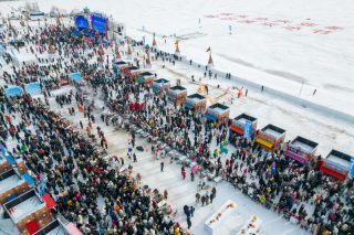Photo aérienne d'une vue d'un festival de collecte de glace
