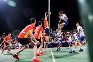 Des joueurs participent à un match de volley-ball au niveau de village à Wenchang