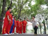 Des enfants apprennent les arts martiaux durant les vacances d'été à Shahe