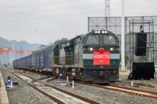 Un train chargé de batteries au lithium s'apprête à partir du terminal de Yibin