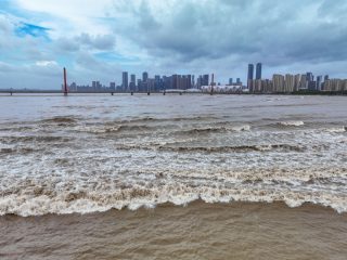 Photo aérienne de vagues causées par le mascaret du fleuve Qiantang