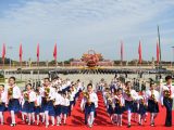 Une cérémonie pour présenter des paniers de fleurs aux héros nationaux décédés se tient sur la place Tian'anmen pour commémorer la Journée des martyrs à Beijing